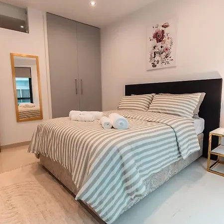 Spacious - Beautiful - Sea Front سليمة