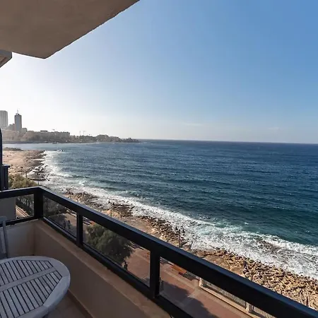 Spacious - Beautiful - Sea Front شقة