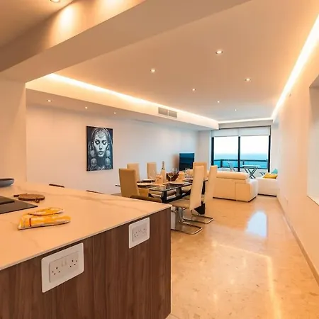 Spacious - Beautiful - Sea Front شقة *