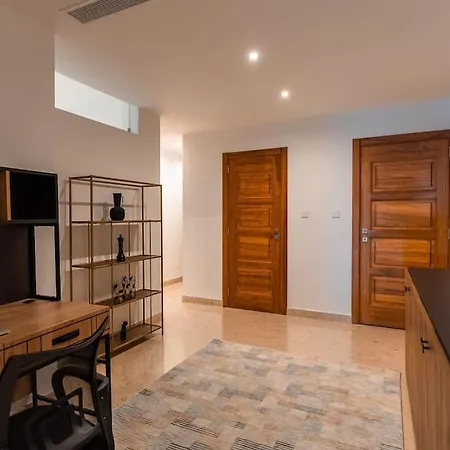 Spacious - Beautiful - Sea Front Апартаменты *