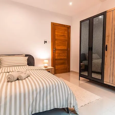 Spacious - Beautiful - Sea Front Апартаменты Слима