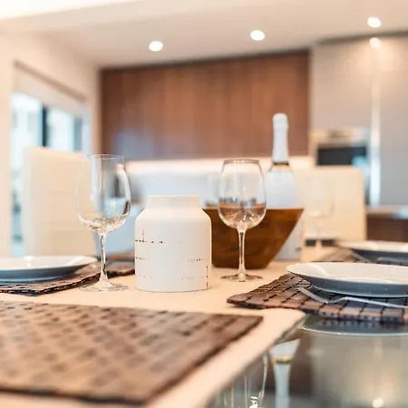 Spacious - Beautiful - Sea Front * סליאמה