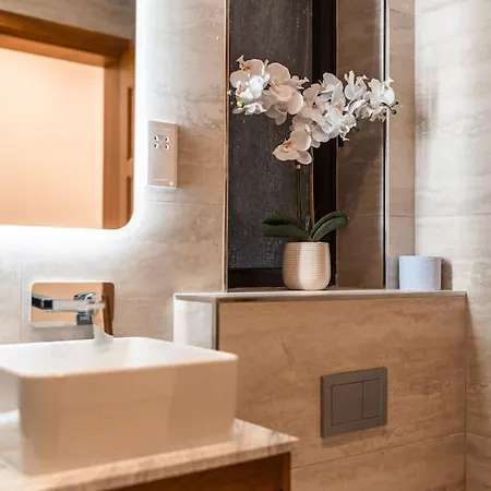 Spacious - Beautiful - Sea Front דירה סליאמה