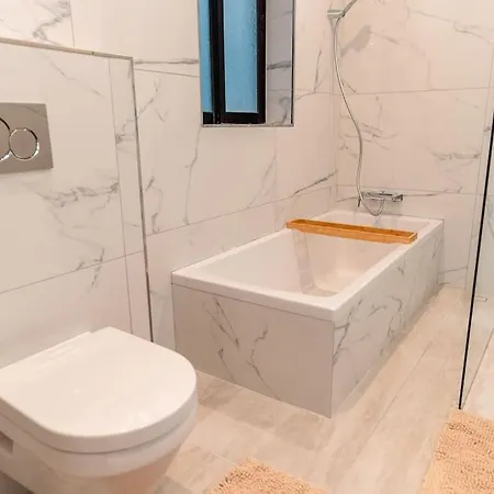 Spacious - Beautiful - Sea Front דירה