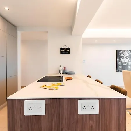 Spacious - Beautiful - Sea Front סליאמה