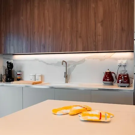 Spacious - Beautiful - Sea Front דירה